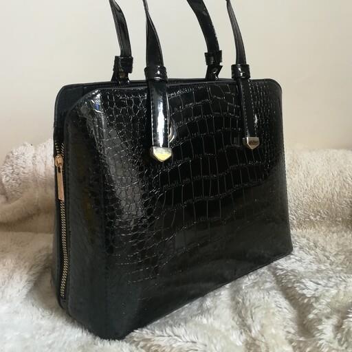 کیف زنانه ورنی مجلسی بسیار شیک سبک و خوش دست وسط زیپ دو طرف قفل آهنربایی